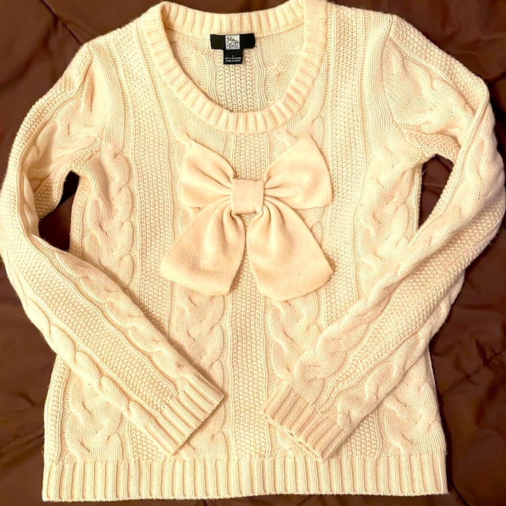 Cream colored, cashmere Saks Fifth Avenue bow detail sweater. Size small.